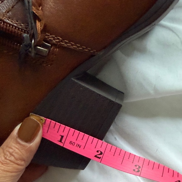 FRYE AND CO. Women's Tan Ankle Boots - Picture 5 of 7